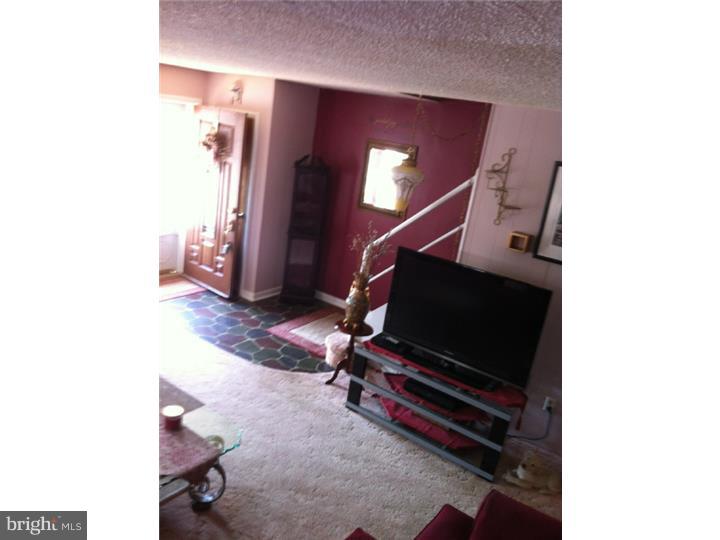 244 Beechwood Road Brookhaven, PA 19015 - Photo 17 of 25 Living Room