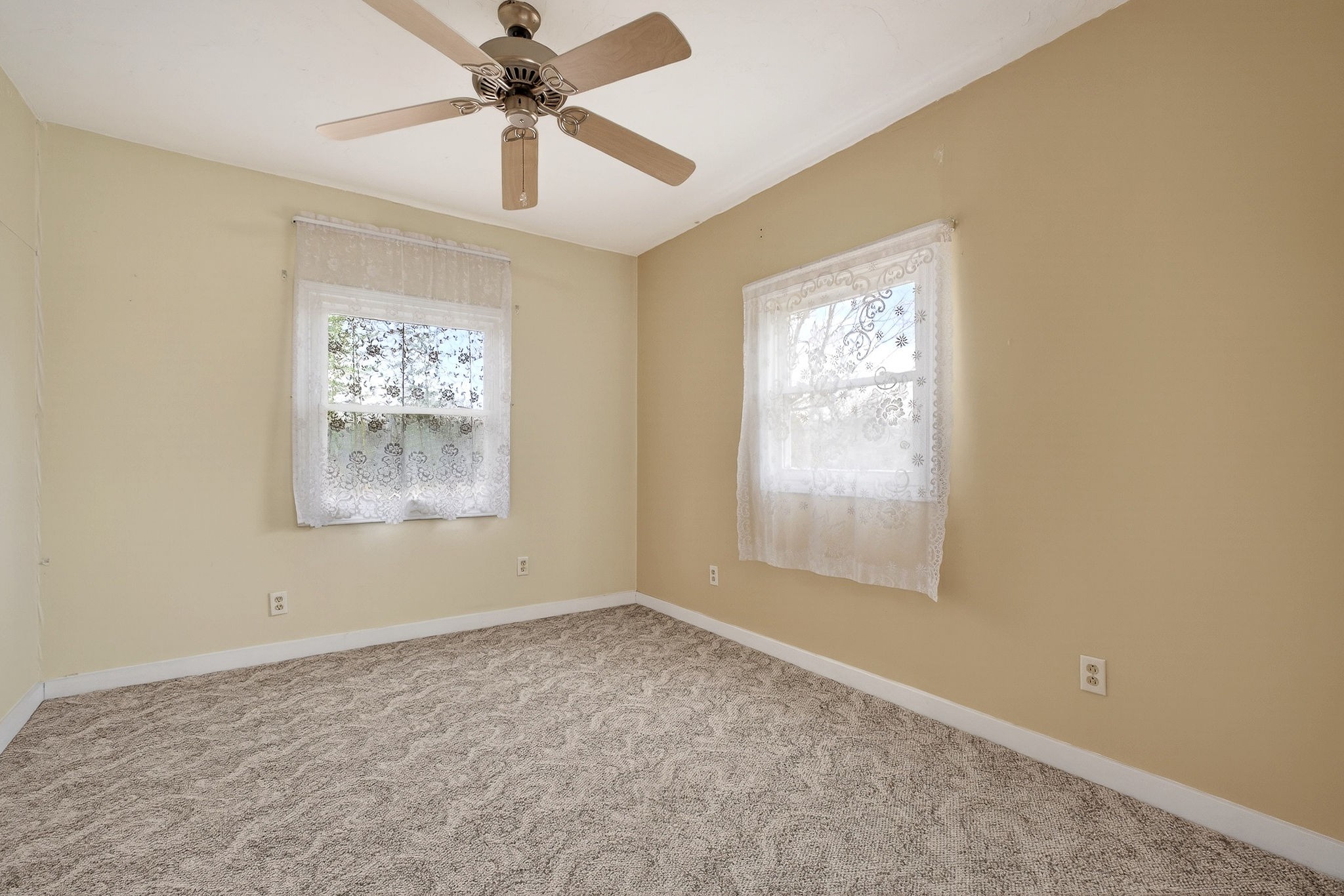 850 Wesley Chapel Road Sparta, TN 38583 - Photo 17 of 68 an empty room with windows and fan