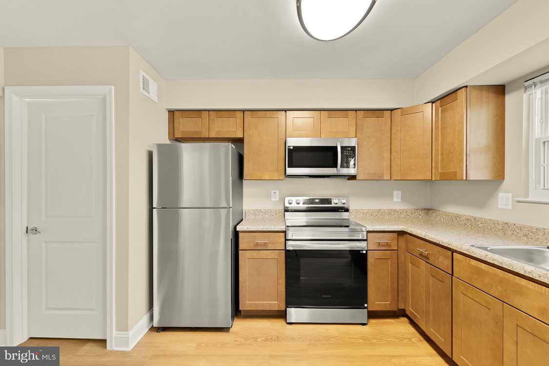 15009 Travert Way Silver Spring, MD 20906 - Photo 11 of 28 Modern Sleek Finishes
