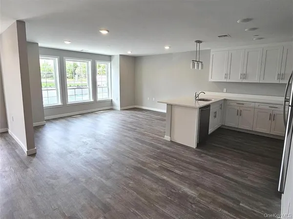 $3,250 | 221 Eastview Drive, Unit 22, Central Islip, NY 11722