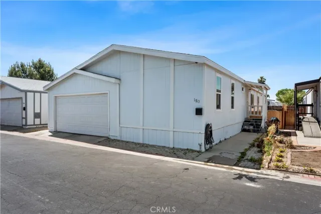 a view of a house with backyard