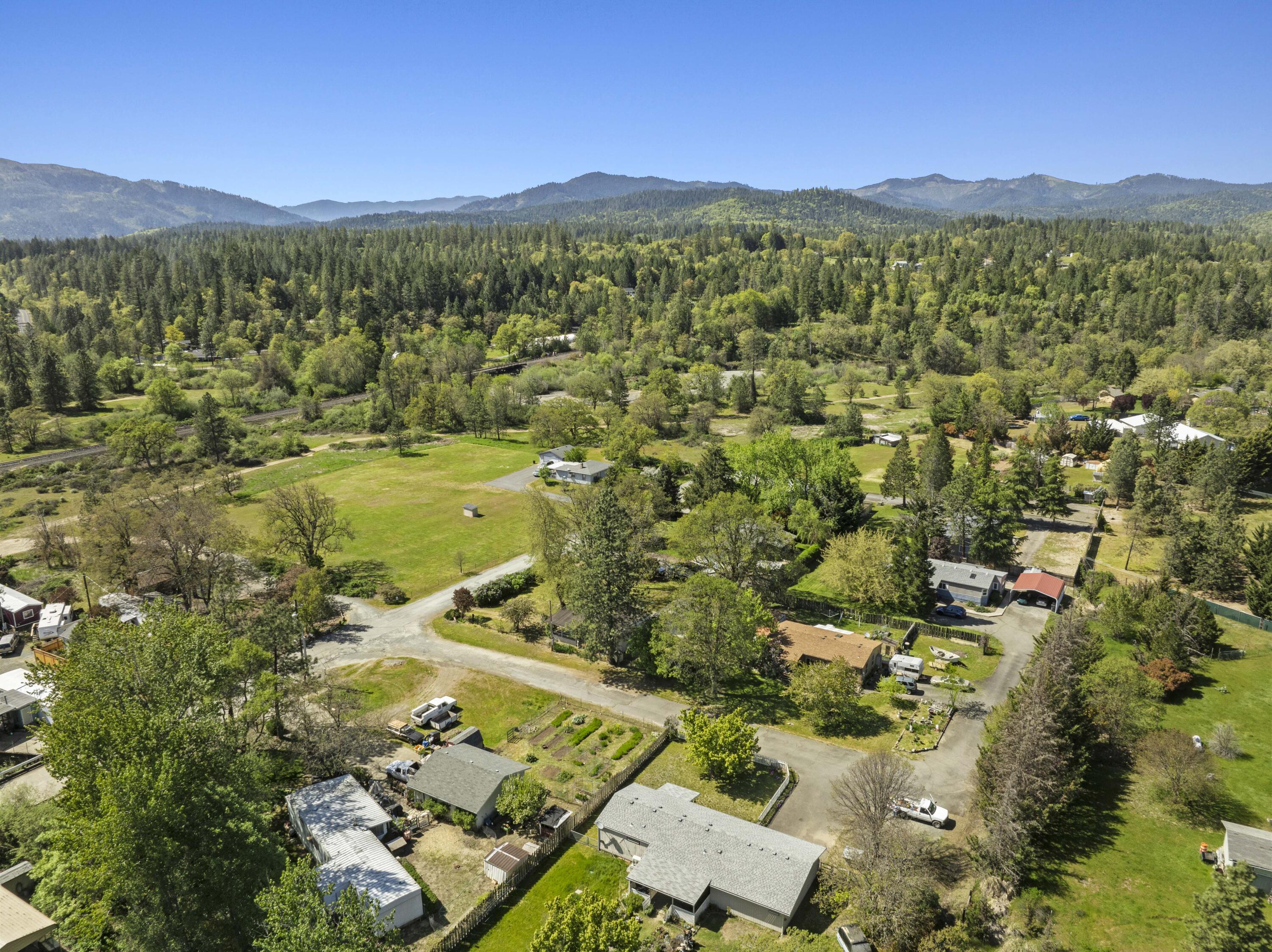 387 Tavis Drive Merlin, OR 97532 - Photo 12 of 38 011