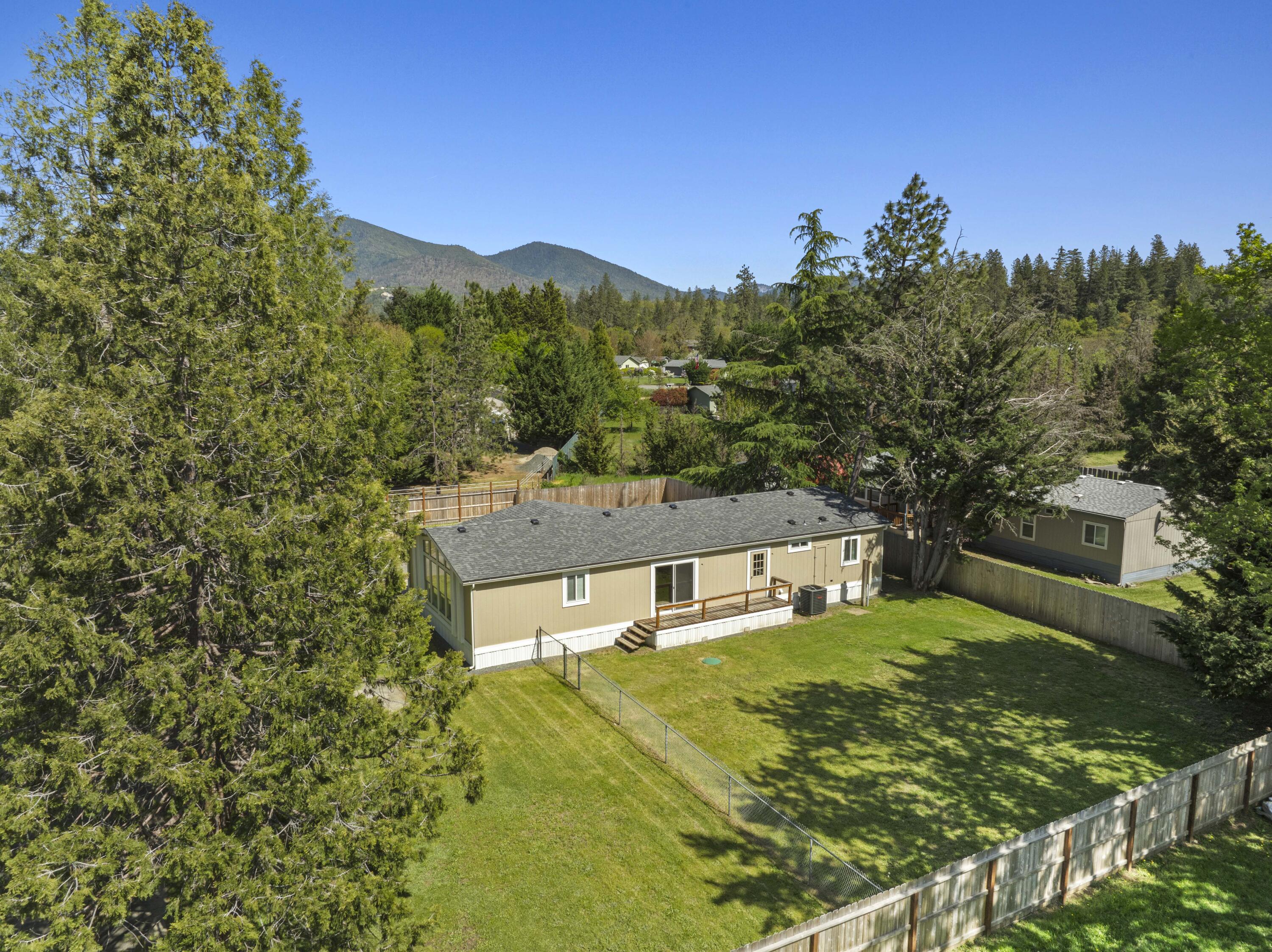 387 Tavis Drive Merlin, OR 97532 - Photo 14 of 38 014