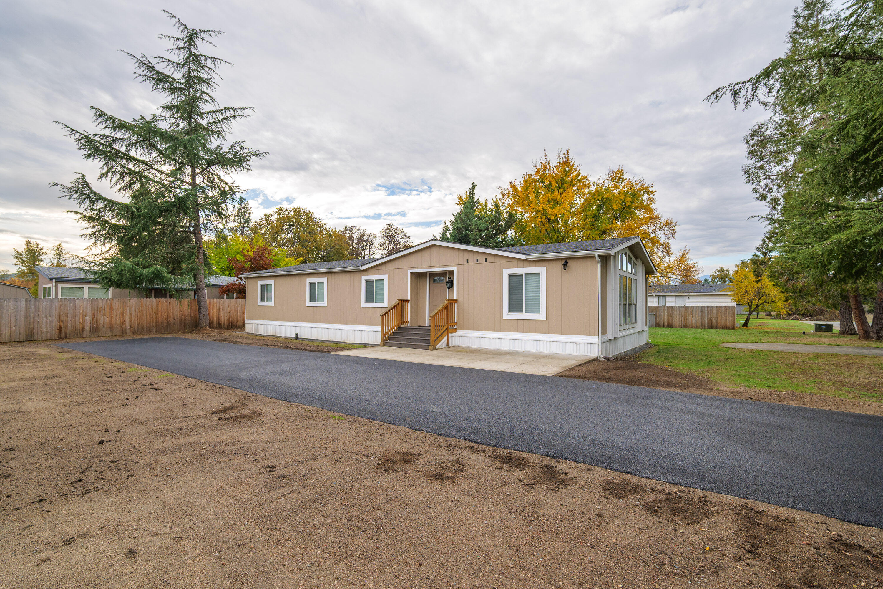 387 Tavis Drive Merlin, OR 97532 - Photo 2 of 38 001