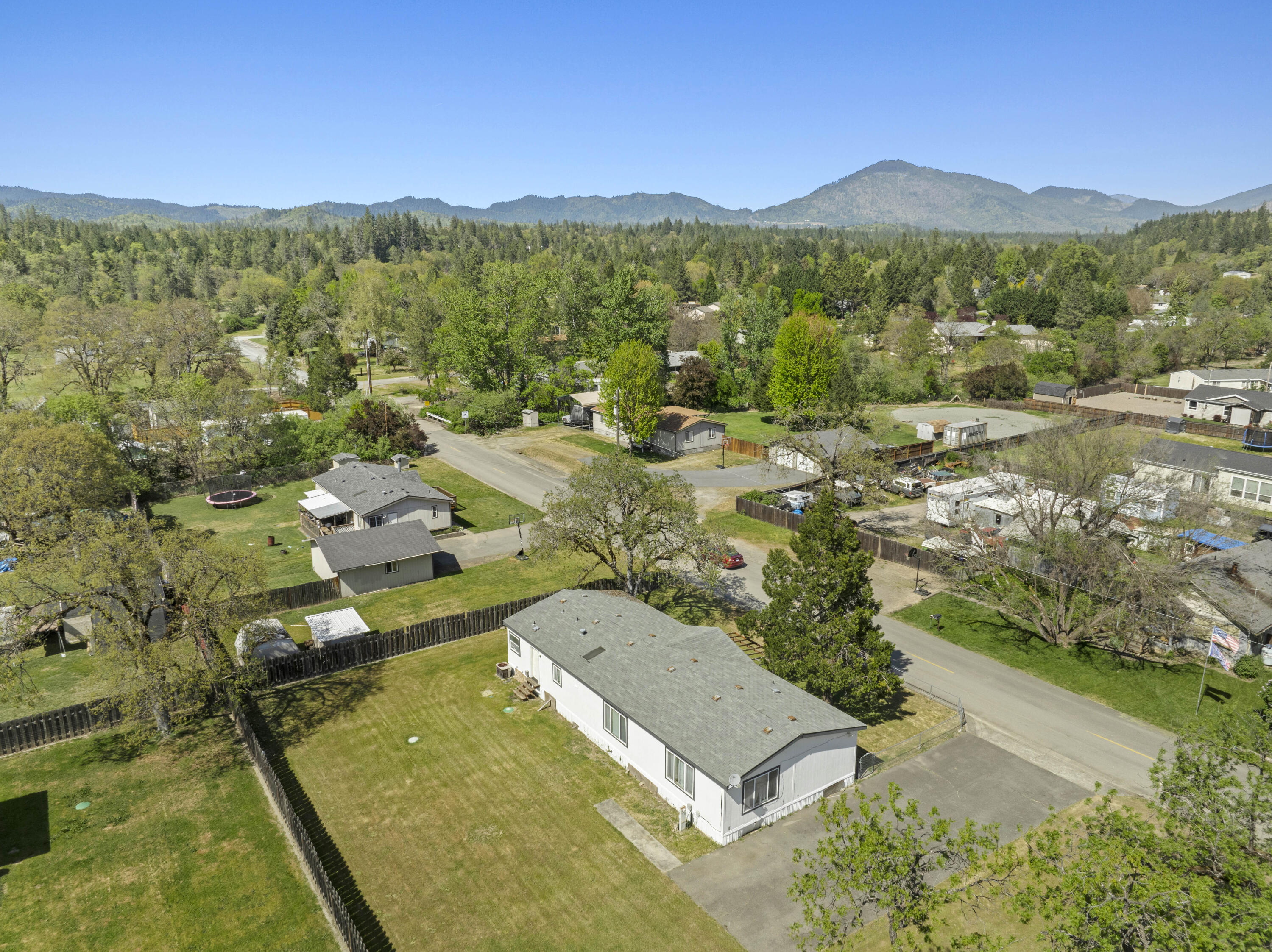 387 Tavis Drive Merlin, OR 97532 - Photo 5 of 38 004