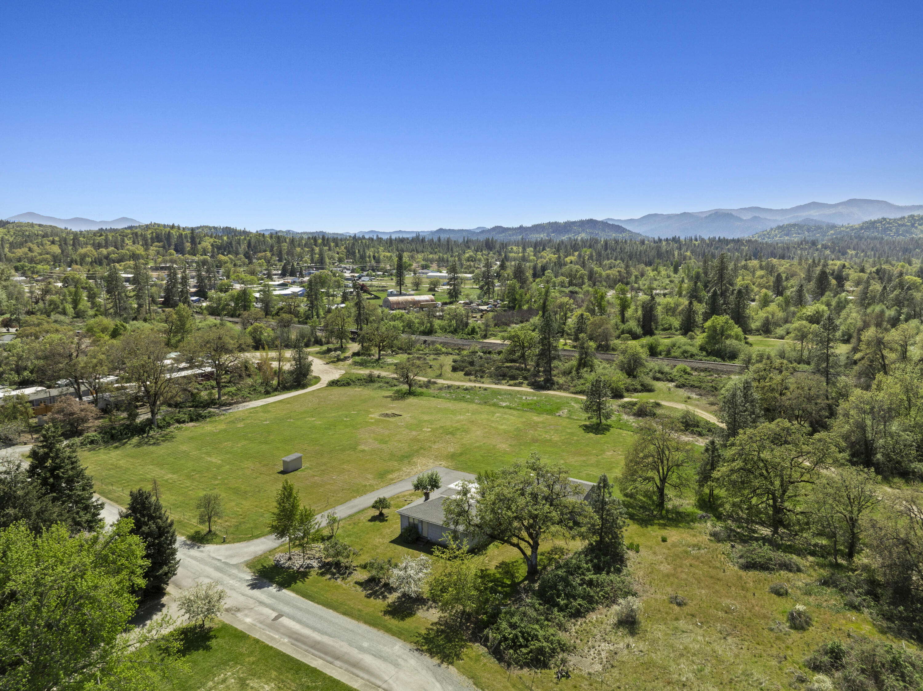 387 Tavis Drive Merlin, OR 97532 - Photo 7 of 38 006