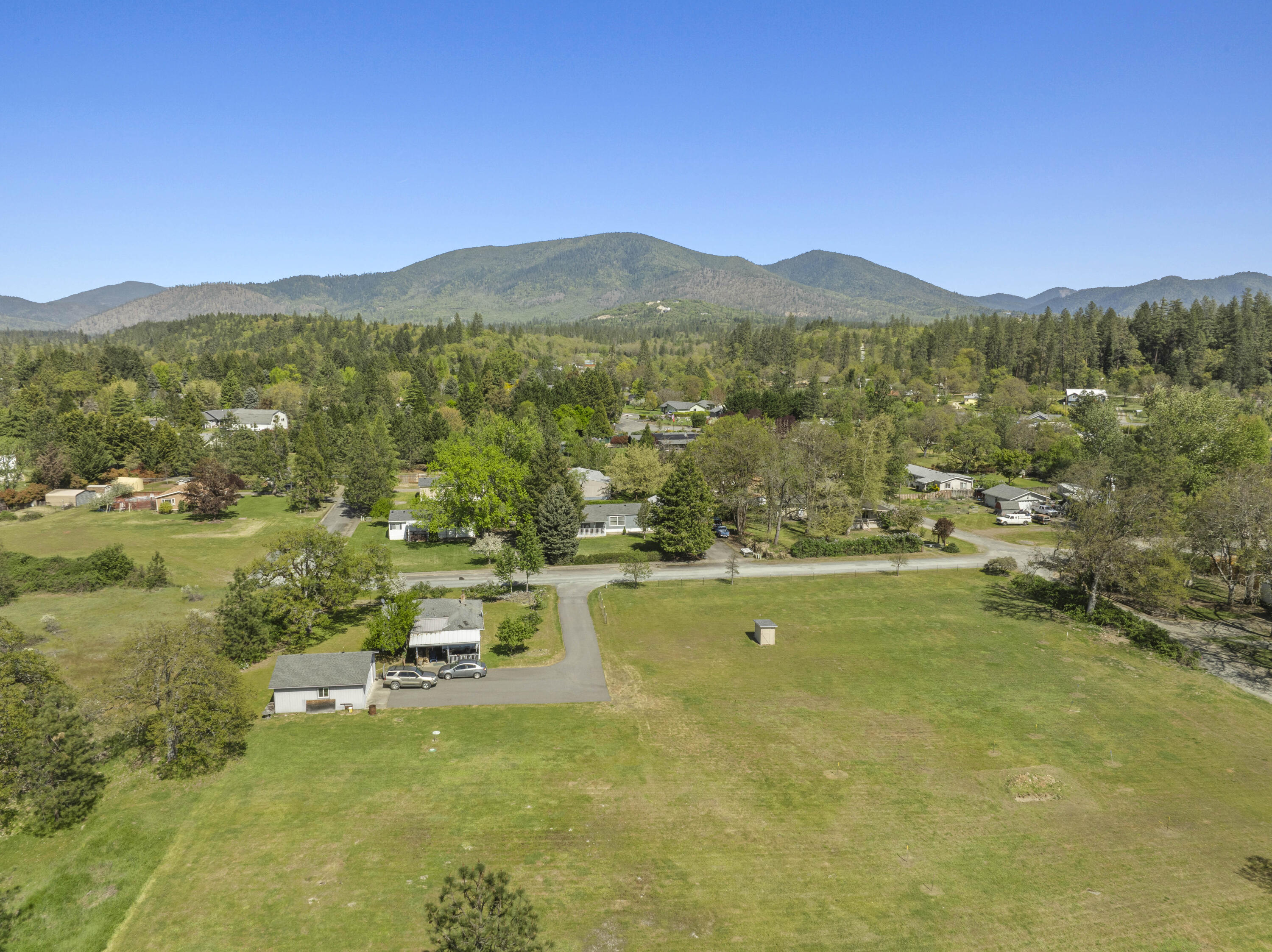 387 Tavis Drive Merlin, OR 97532 - Photo 9 of 38 008