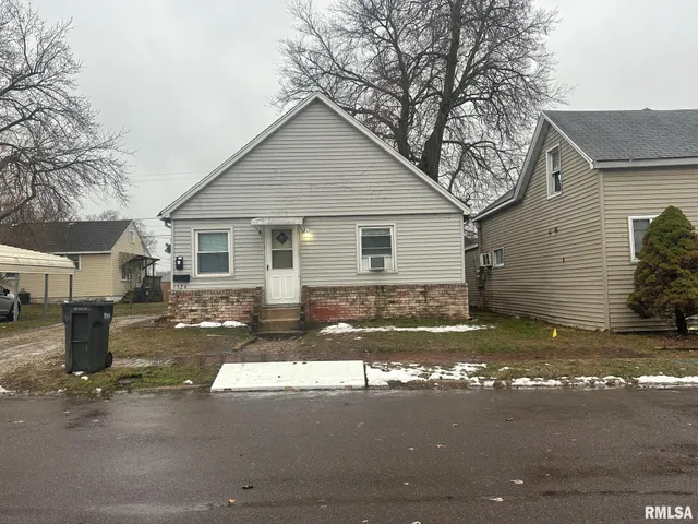 $949 | 524 Caroline Street, Unit A, Pekin, IL 61554