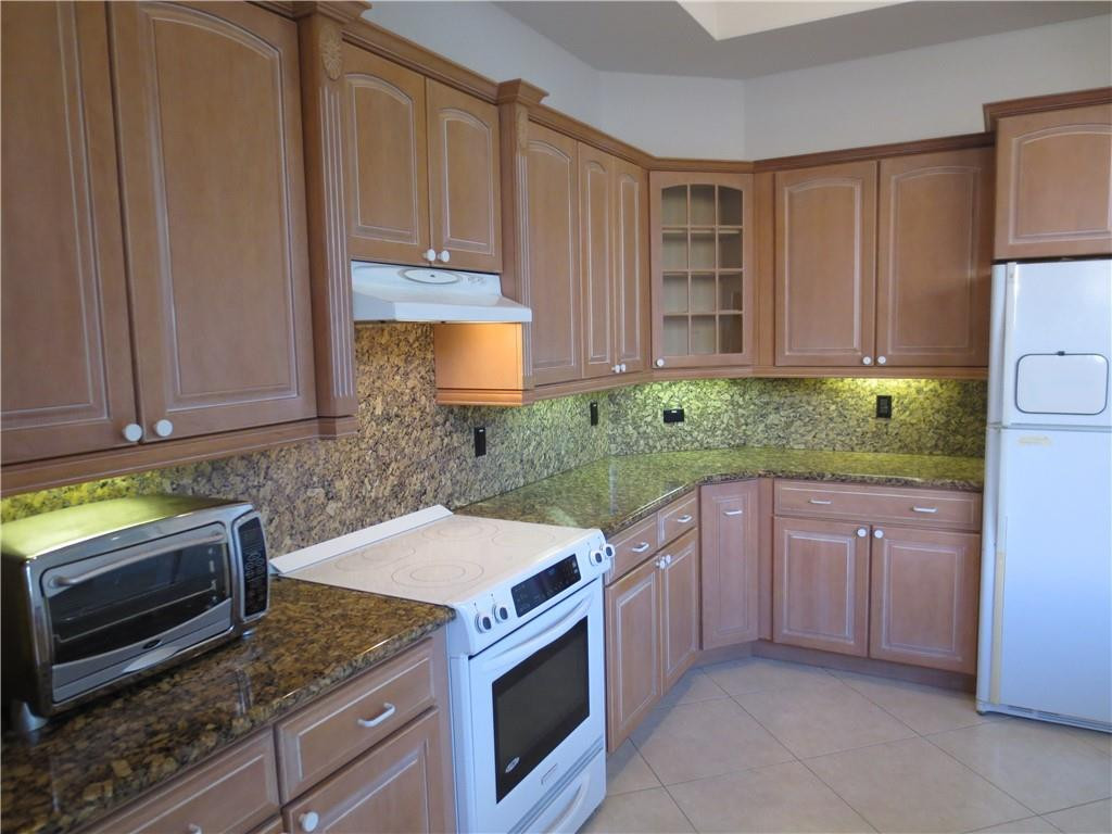 22676 Esplanada Circle Boca Raton, FL 33433 - Photo 4 of 26 Kitchen