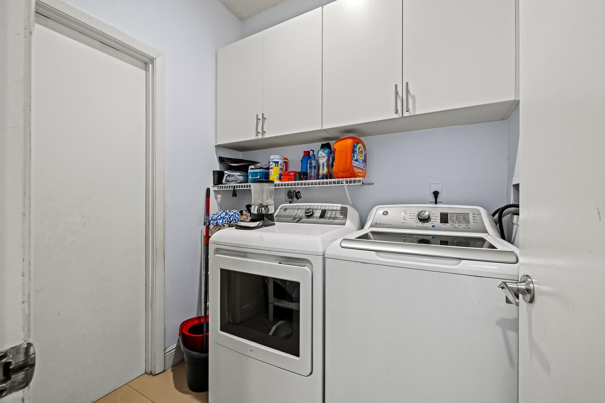 695 Falling Water Road Weston, FL 33326 - Photo 12 of 31 a utility room with dryer and washer