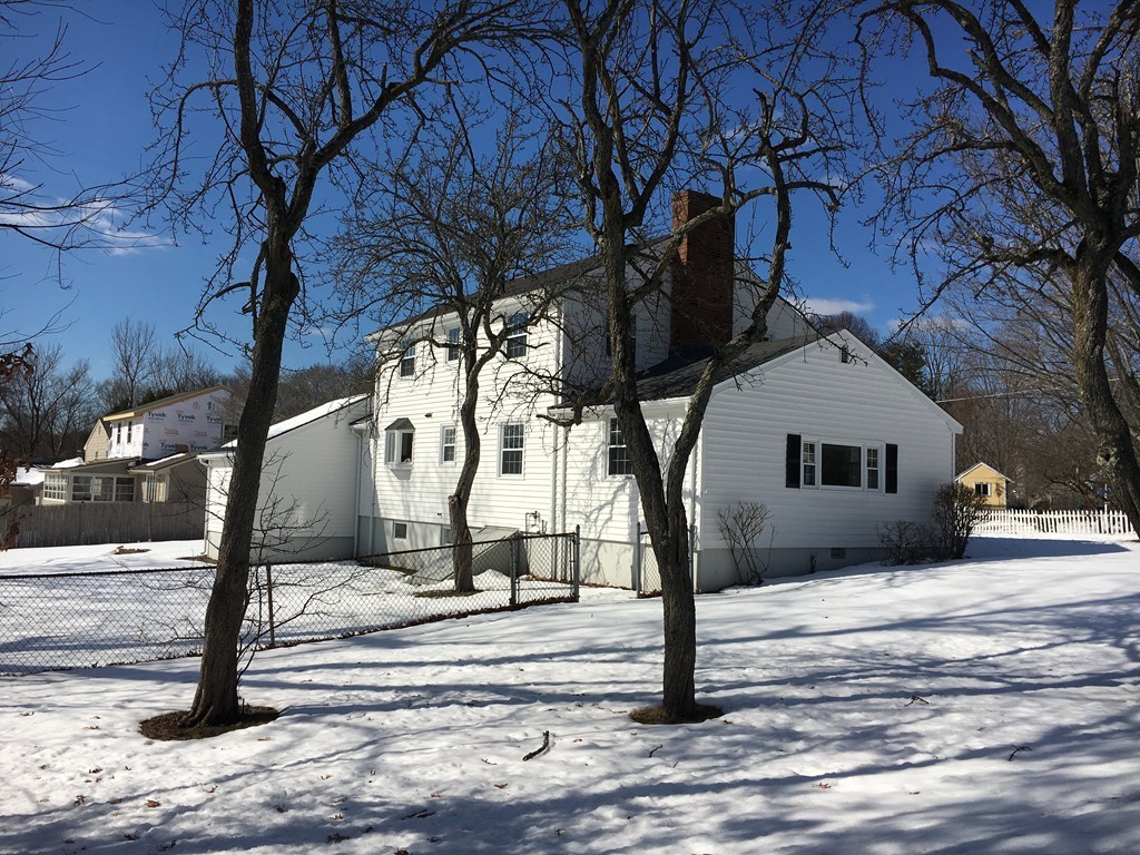 31 Appleton Road Wakefield, MA 01880 - Photo 3 of 28 Gallery Image 3