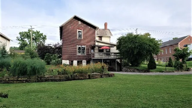a view of entryway front of house