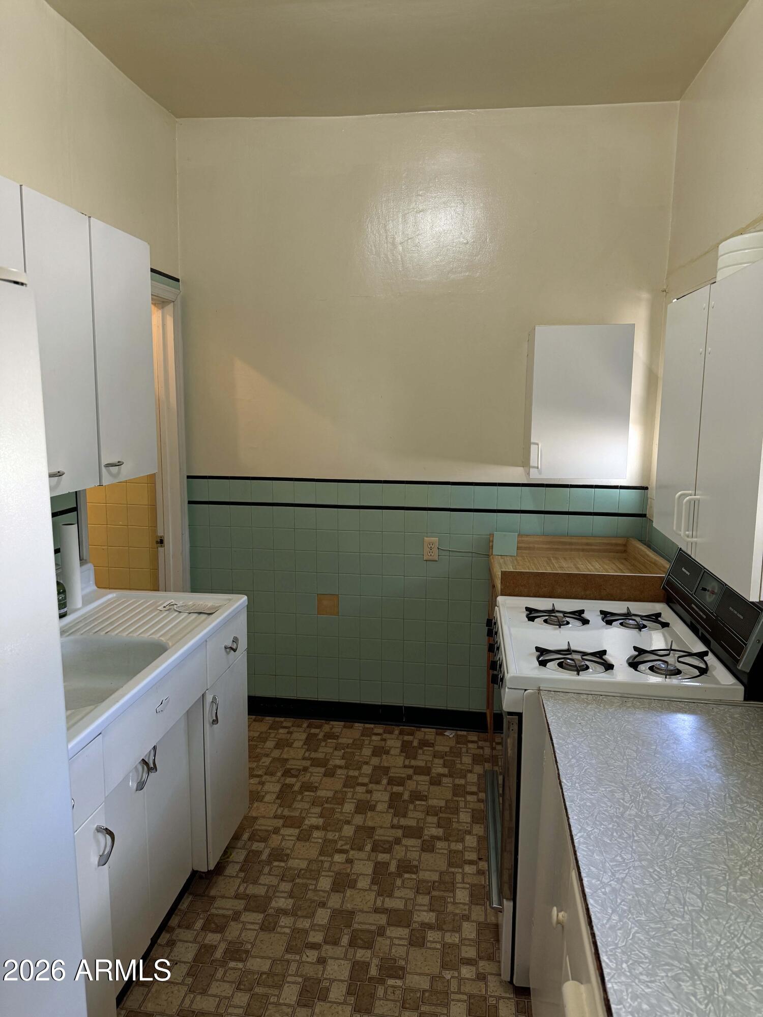 11 LACHOLLA Road Bisbee, AZ 85603 - Photo 8 of 20 kitchen