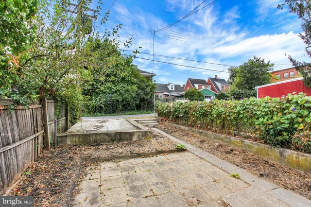 a view of yard with small space