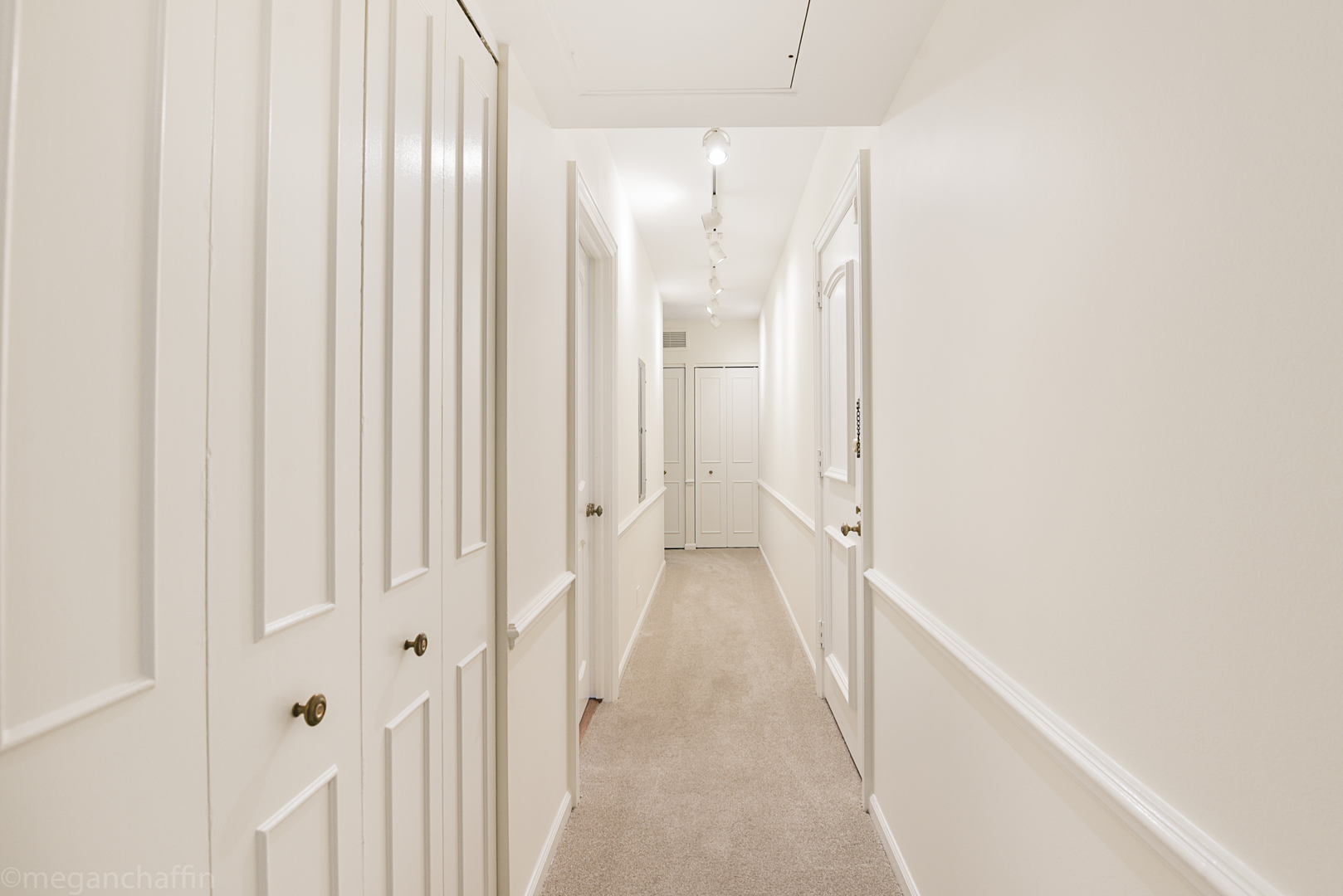 1420 Sheridan Road, Unit 6B Wilmette, IL 60091 - Photo 13 of 23 a view of a hallway with a white walls