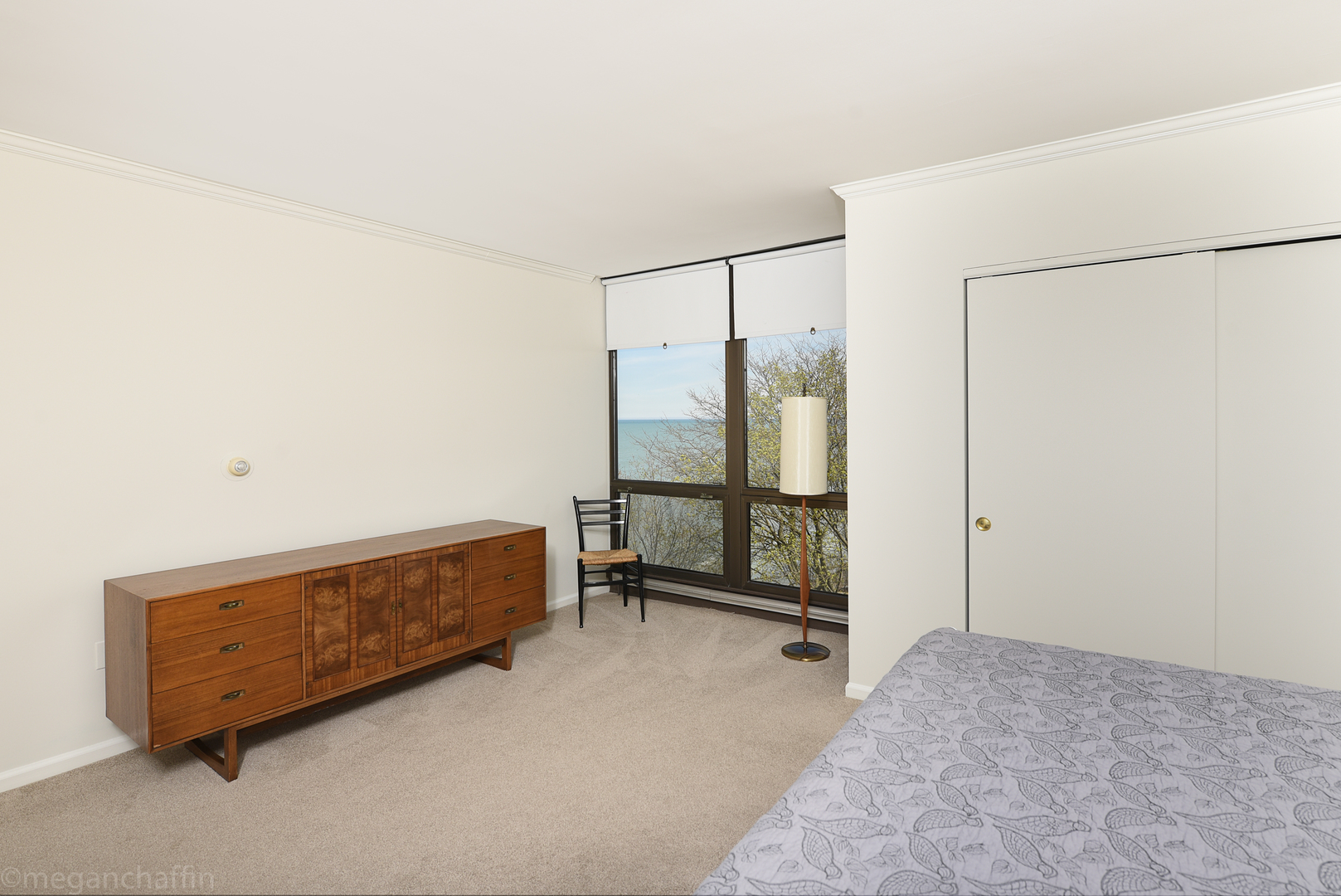 1420 Sheridan Road, Unit 6B Wilmette, IL 60091 - Photo 17 of 23 a spacious bedroom with a bed and a dresser