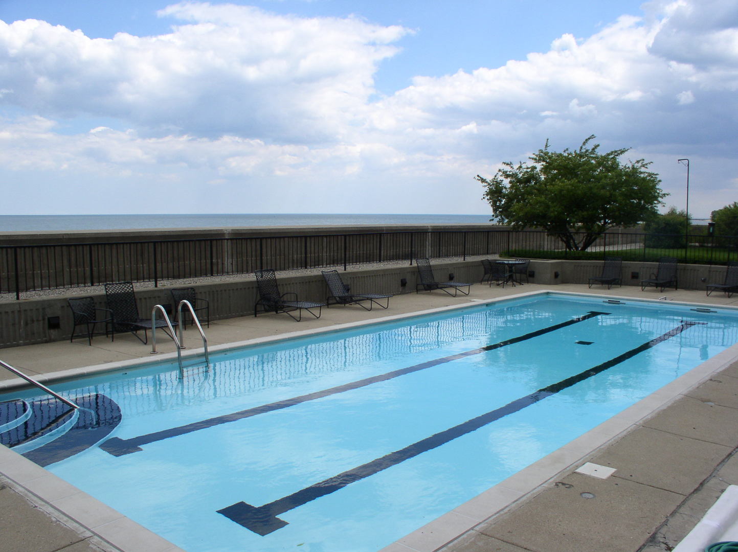 1420 Sheridan Road, Unit 6B Wilmette, IL 60091 - Photo 23 of 23 a view of a terrace with skyline