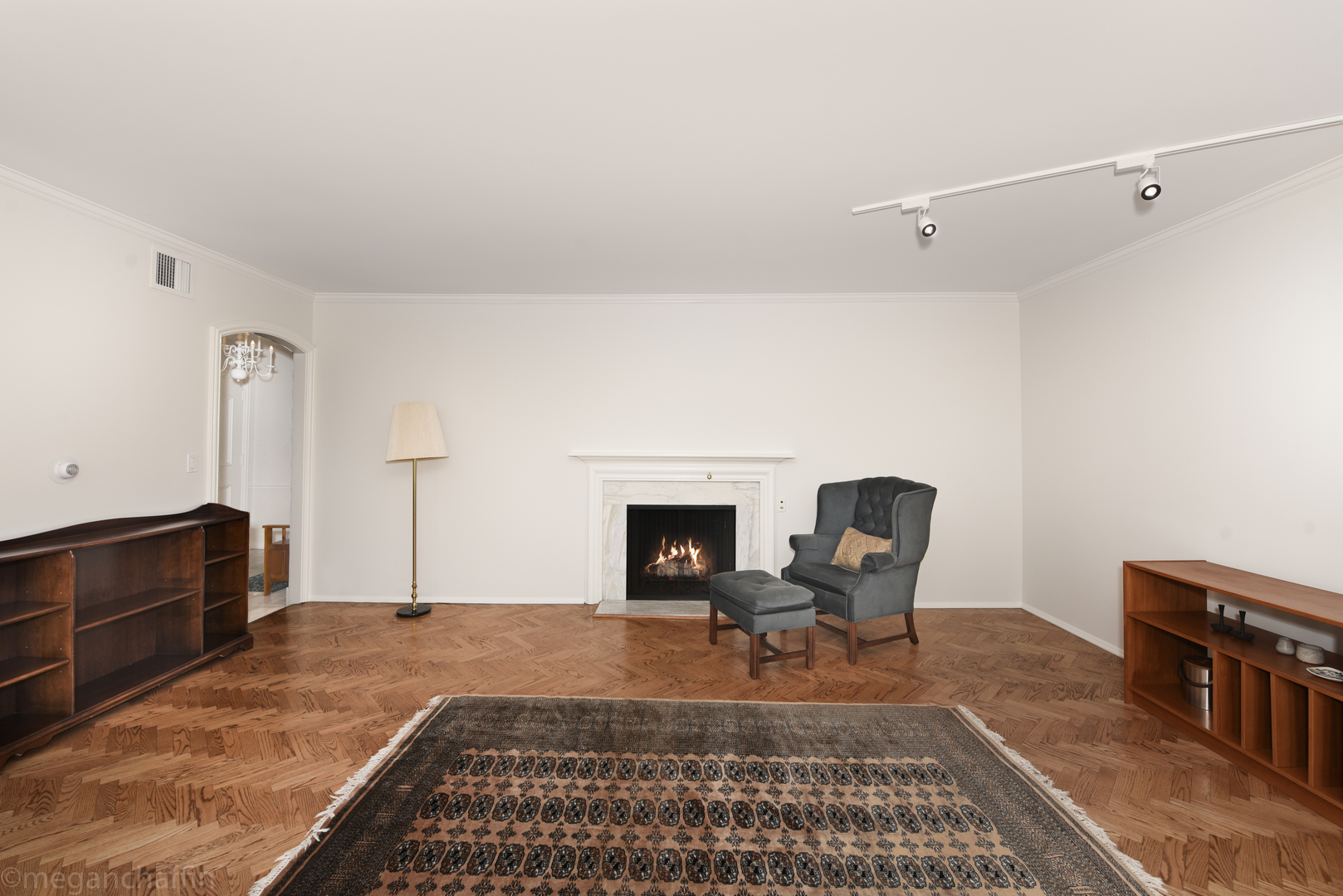 1420 Sheridan Road, Unit 6B Wilmette, IL 60091 - Photo 6 of 23 a living room with furniture and a fireplace