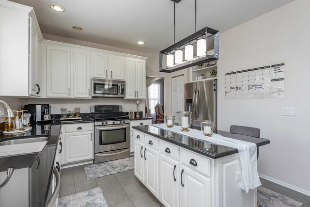 $499,000 | 1650 Natures Way, Lindenhurst, IL 60046