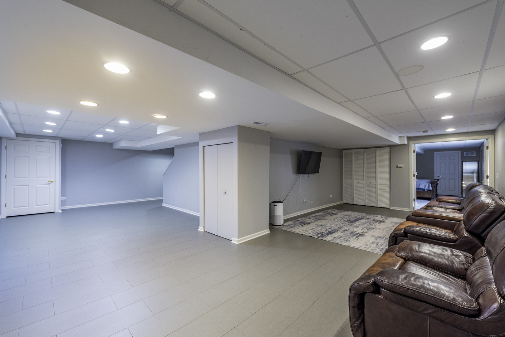 1650 Natures Way Lindenhurst, IL 60046 - Photo 36 of 55 a living room with furniture and a table