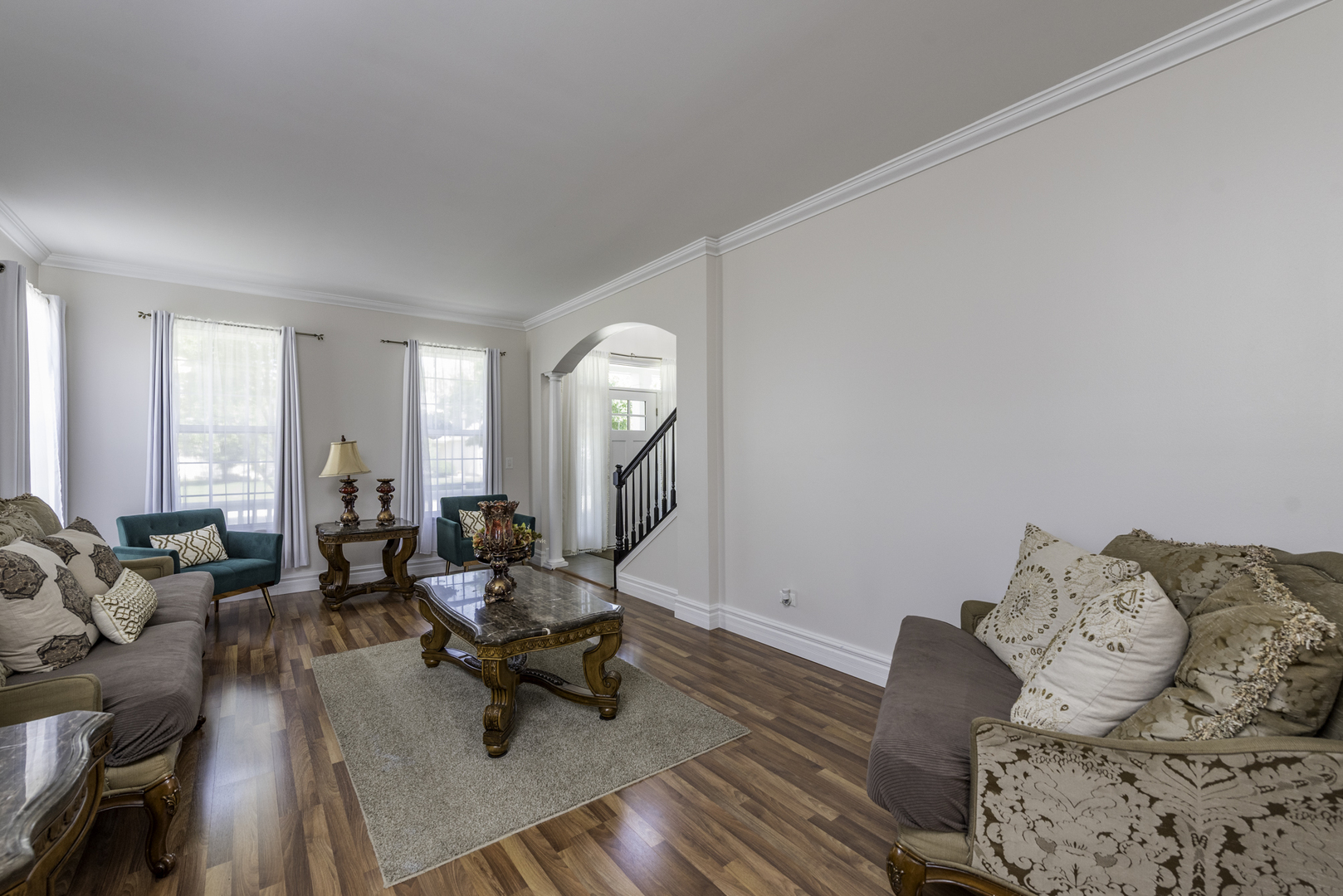 1650 Natures Way Lindenhurst, IL 60046 - Photo 10 of 55 a living room with furniture