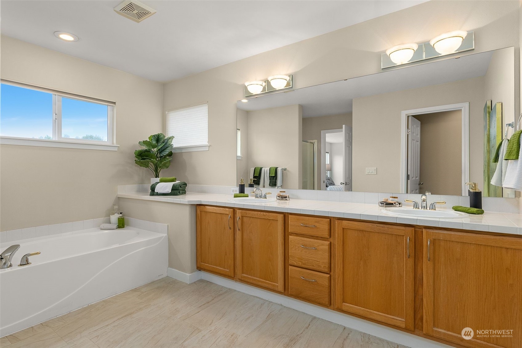 554 Rosario Avenue Northeast Renton, WA 98059 - Photo 21 of 38 a bathroom with a tub a sink and mirror