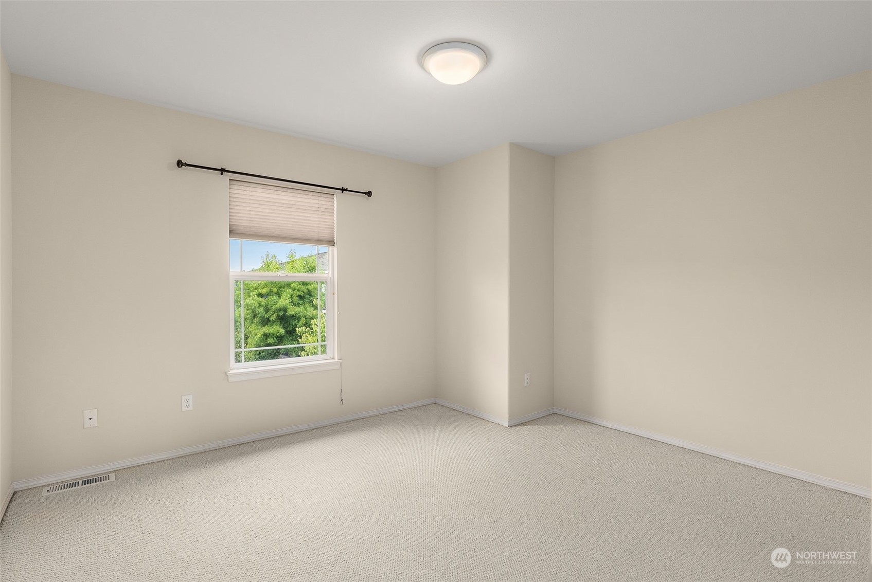554 Rosario Avenue Northeast Renton, WA 98059 - Photo 27 of 38 an empty room with a window