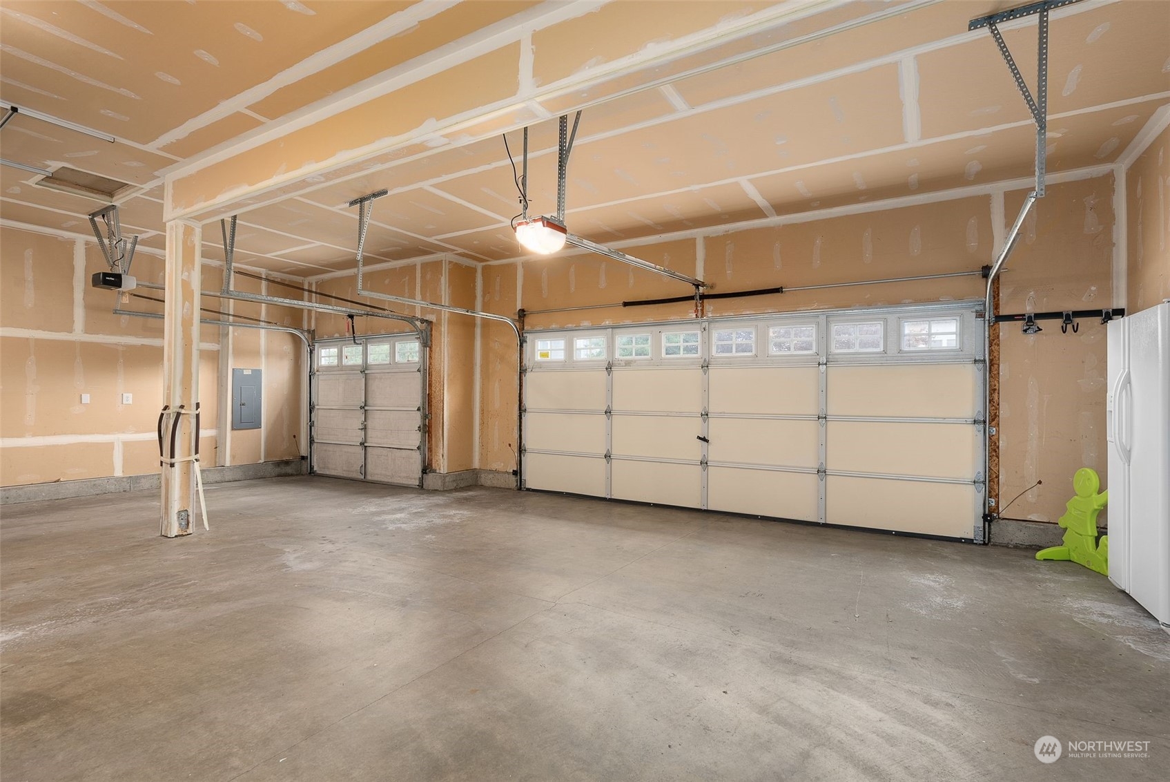 554 Rosario Avenue Northeast Renton, WA 98059 - Photo 31 of 38 a view of a garage