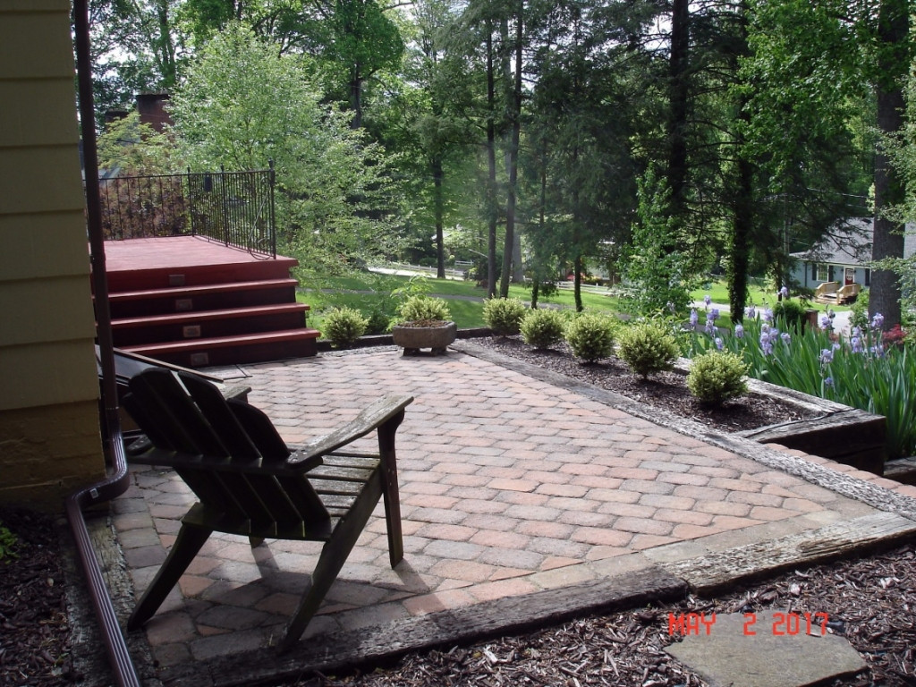 217 Edgewood Road Bristol, TN 37620 - Photo 3 of 22 Patio Back