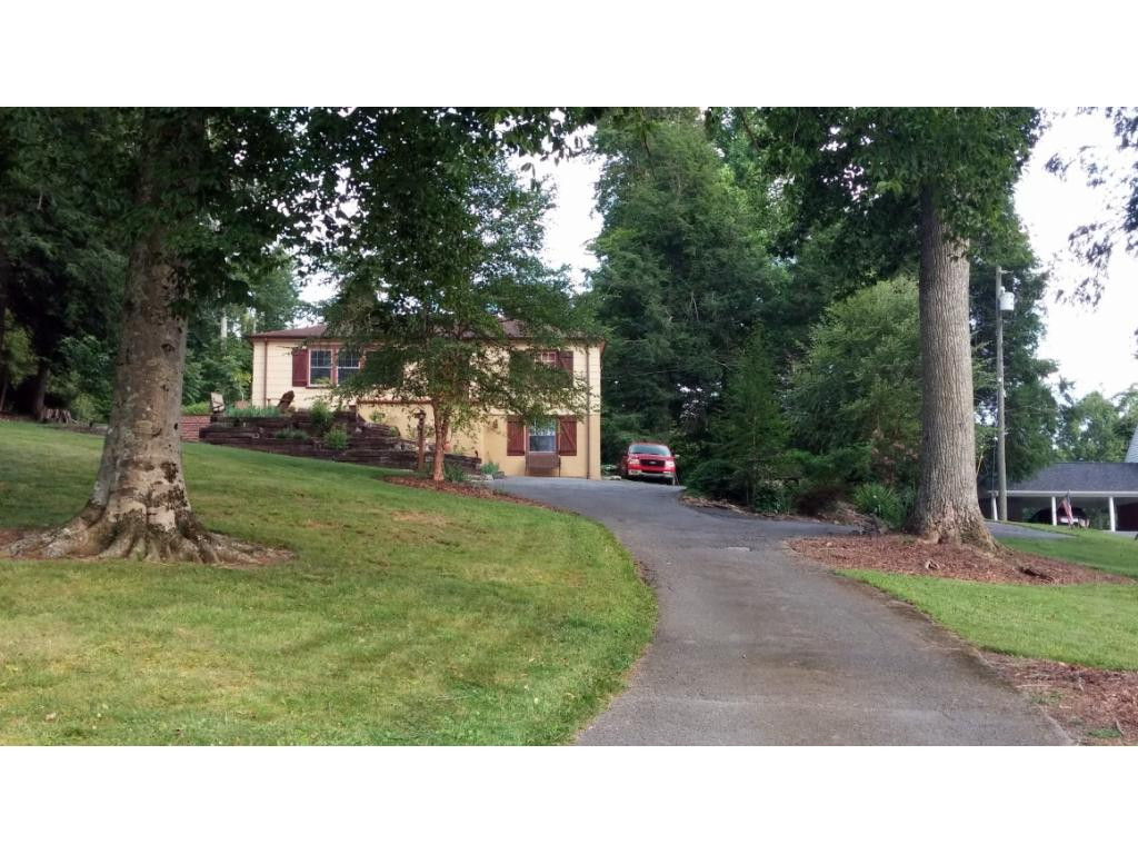 217 Edgewood Road Bristol, TN 37620 - Photo 22 of 22 Driveway leading to house