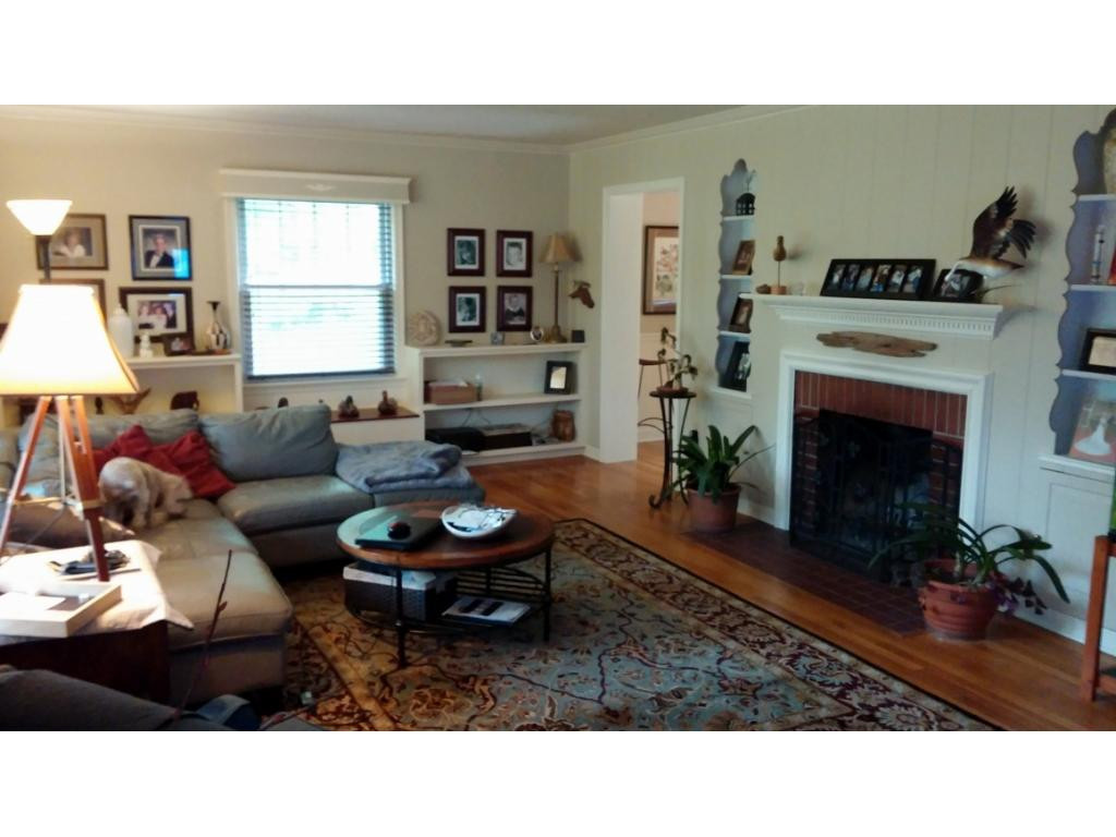 217 Edgewood Road Bristol, TN 37620 - Photo 5 of 22 Living Room wfireplace
