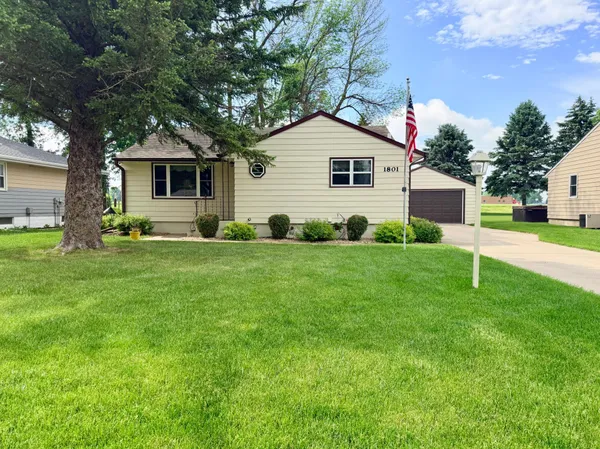 $310,000 | 1801 South Shore Drive, Worthington, MN 56187