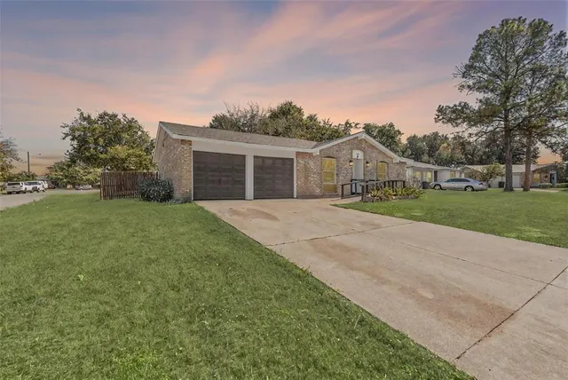 $2,400 | 306 Asbury Circle, Euless, TX 76039