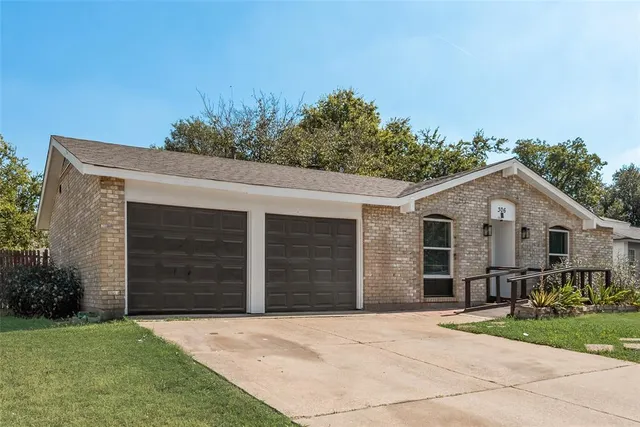 $2,400 | 306 Asbury Circle, Euless, TX 76039