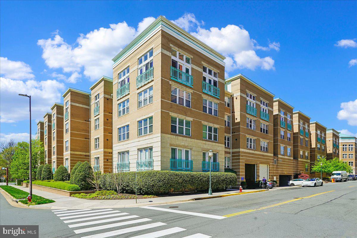 12001 Market Street, Unit T51 Reston, VA 20190 - Photo 35 of 62 Back elevation
