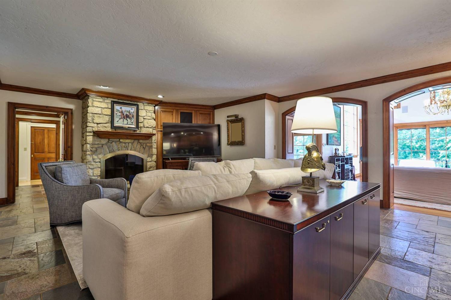 5905 Drake Road Cincinnati, OH 45243 - Photo 15 of 85