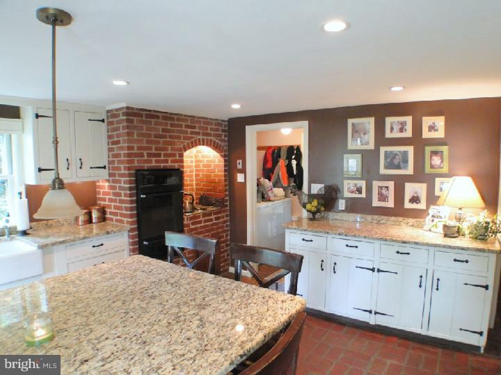 1367 Hilltop Road Spring City, PA 19475 - Photo 10 of 25 Kitchen