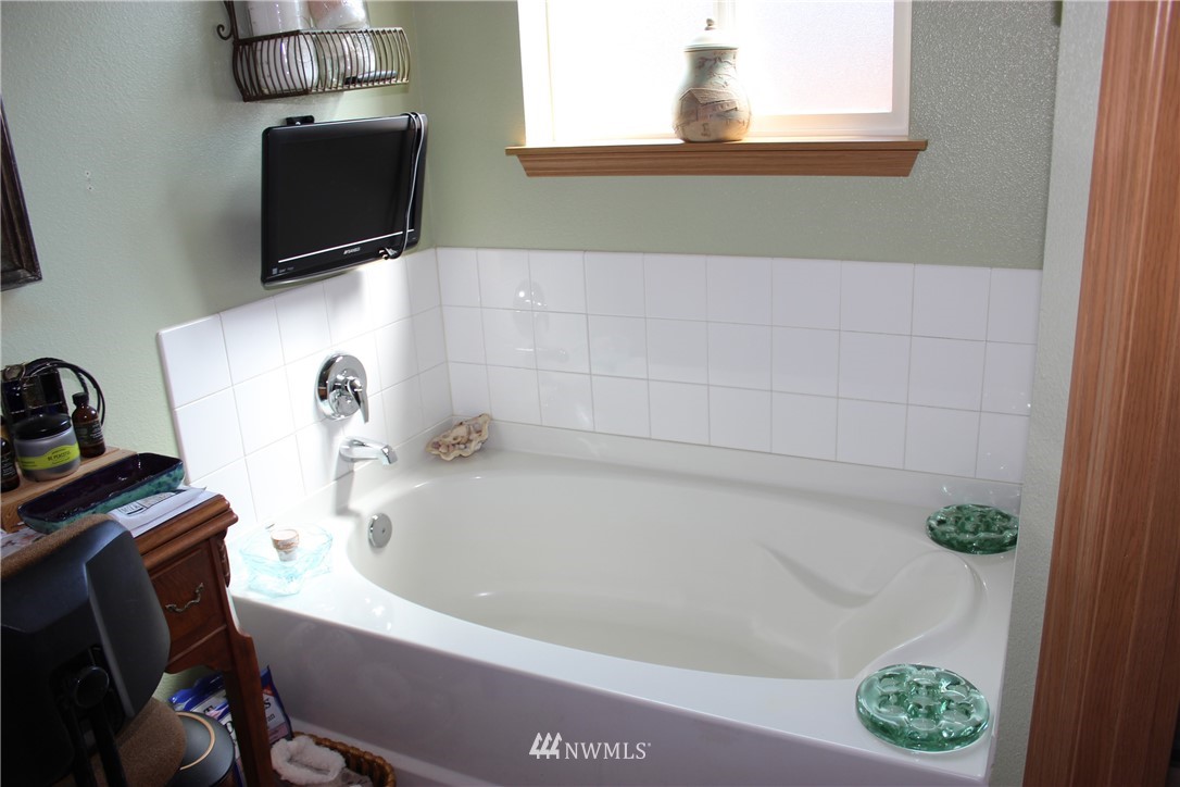 7525 187th Avenue Southwest Rochester, WA 98579 - Photo 22 of 25 a bathroom with a bathtub