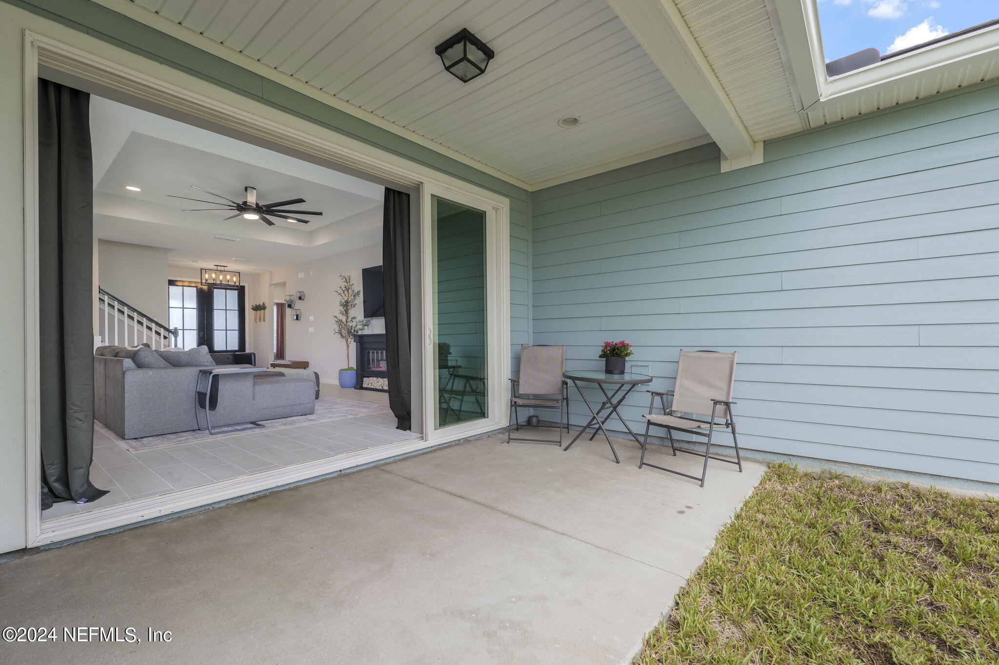 33 Pinzon Pl Street St. Augustine, FL 32095 - Photo 30 of 41 a dining room with furniture and a rug