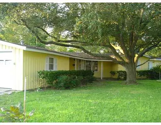 a view of a house with backyard