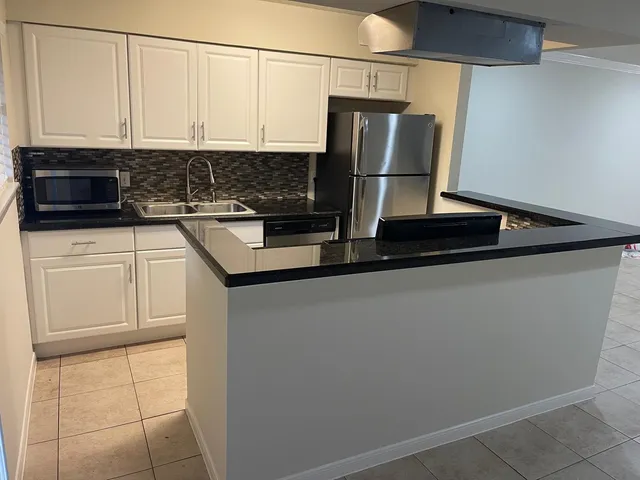 $1,650 | 8229 Kingsbrook Road, Unit 228, Houston, TX 77024