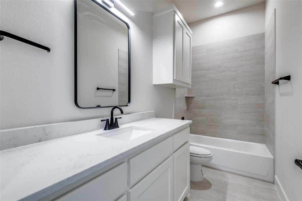 815 Evergreen Way Nevada, TX 75173 - Photo 14 of 38 a bathroom with a sink a toilet and bathtub