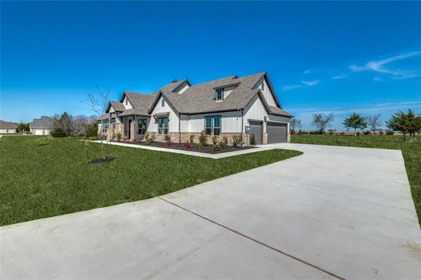 $711,680 | 815 Evergreen Way, Nevada, TX 75173