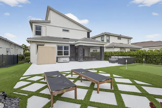 a view of a yard in front of house