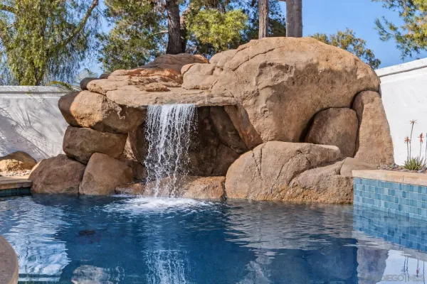 a view of a backyard