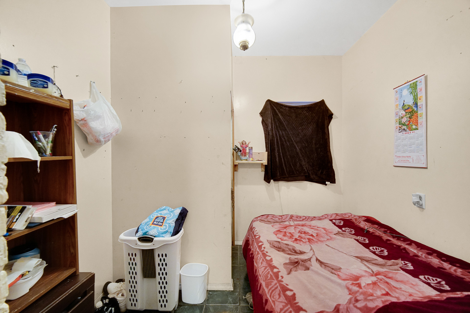 511 3rd Avenue Joliet, IL 60433 - Photo 26 of 30 a bedroom with a bed and a television