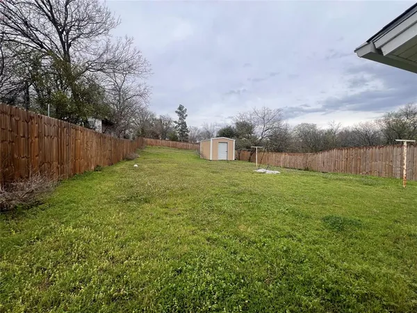 a view of a back yard