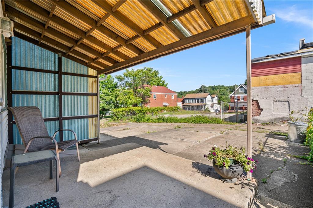 72 Frazier Avenue McKees Rocks, PA 15136 - Photo 3 of 27