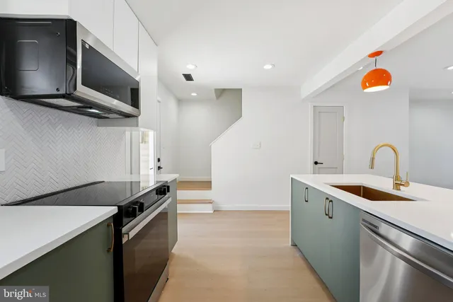 a close up view of a washer and dryer