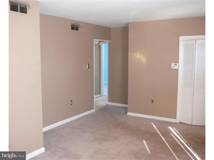 9 Hunter Road New Castle, DE 19720 - Photo 2 of 12 Living Room